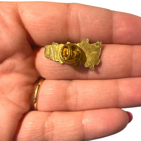 Budweiser Beer Vintage Clydesdale Horse Lapel Pin Collectible - Picture 3 of 3